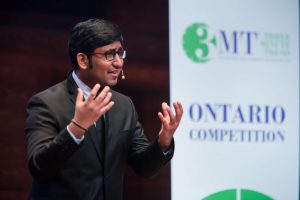 Shanthaun Krishnakumar presenting at 2017 3MT competition