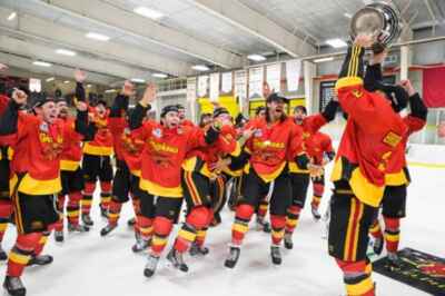 Men’s Hockey Team Wins Queen’s Cup, Women’s Team Falls to Western in OUA Final