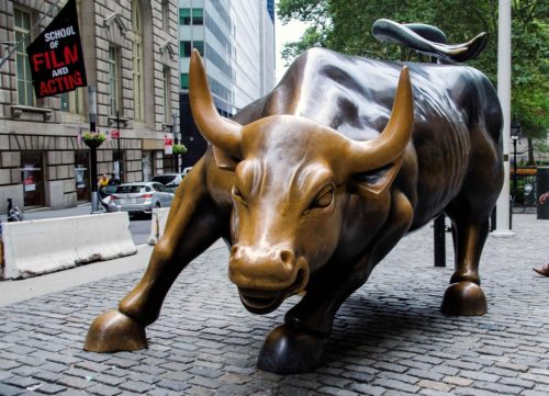 A photo of the bull sculpture on Wall St.