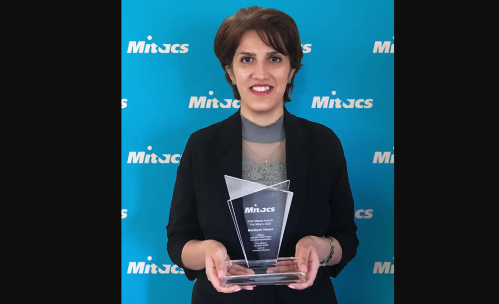 Mahdiyeh Hasani holds her award