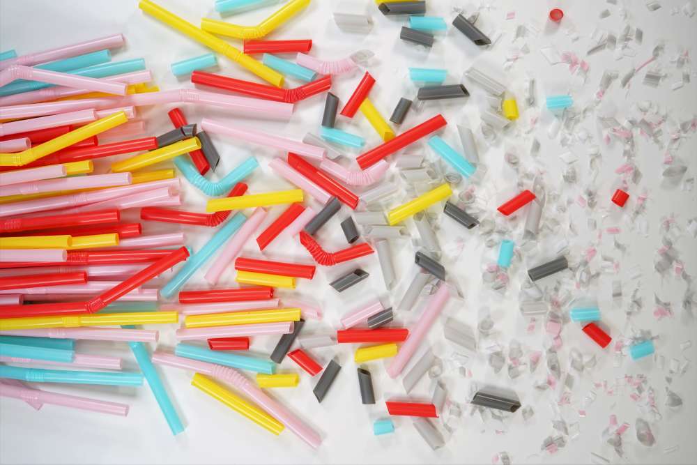 Drinking straws cut into smaller and smaller pieces are spread on a table