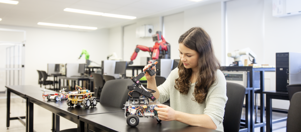 U of G’s New Mechatronics Engineering Major Prepares Students for AI Future 